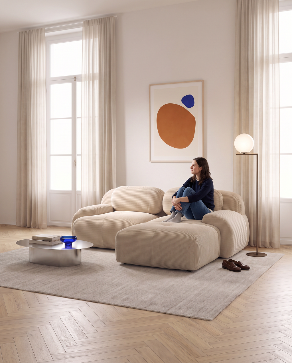 Canapé d'angle compressé Crique en velours côtelé blanc cassé, femme assise dans un salon lumineux