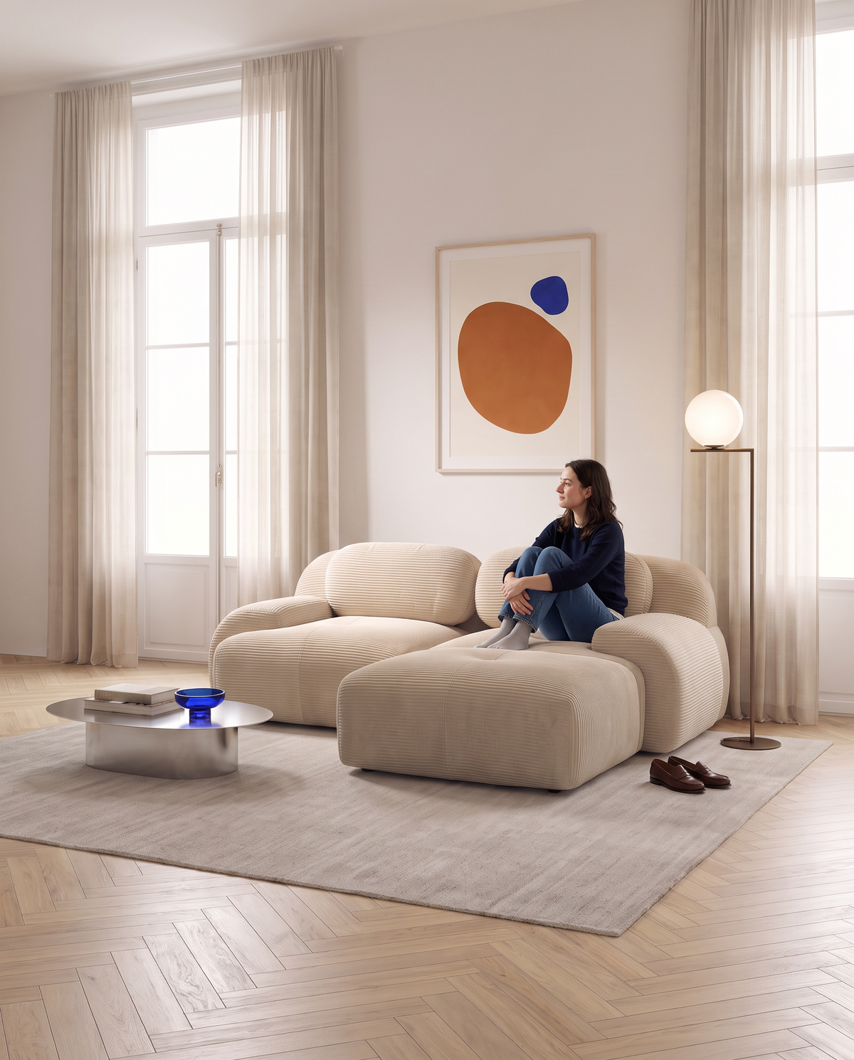 Canapé d'angle compressé Crique en velours côtelé blanc cassé, femme assise dans un salon lumineux