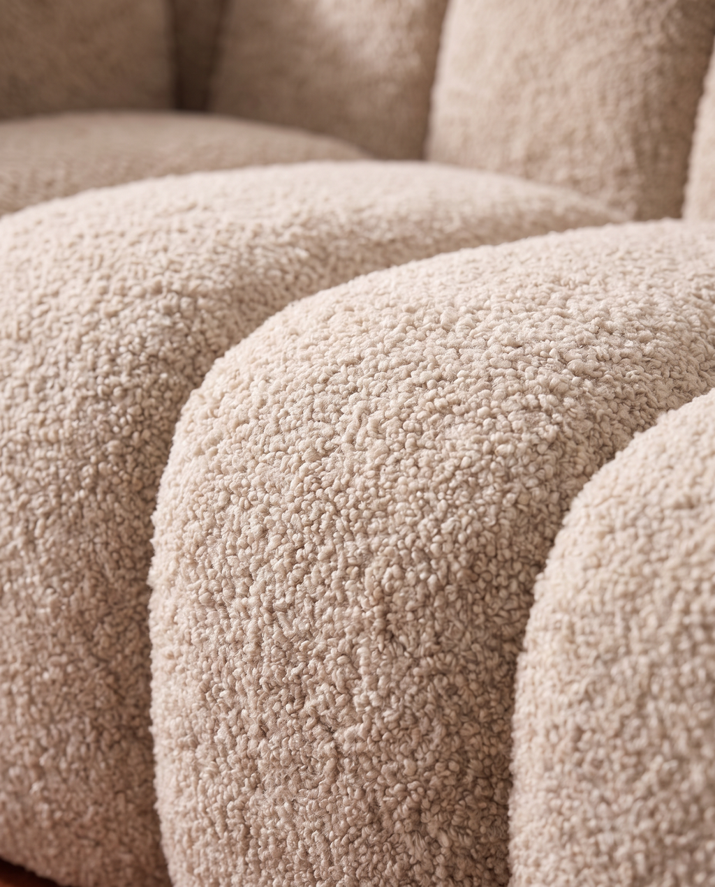 Détail des boudins d'accoudoir en bouclette beige du canapé Dune