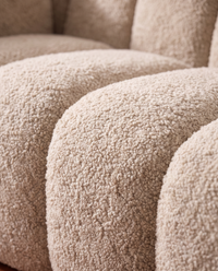Détail des boudins d'accoudoir en bouclette beige du canapé Dune