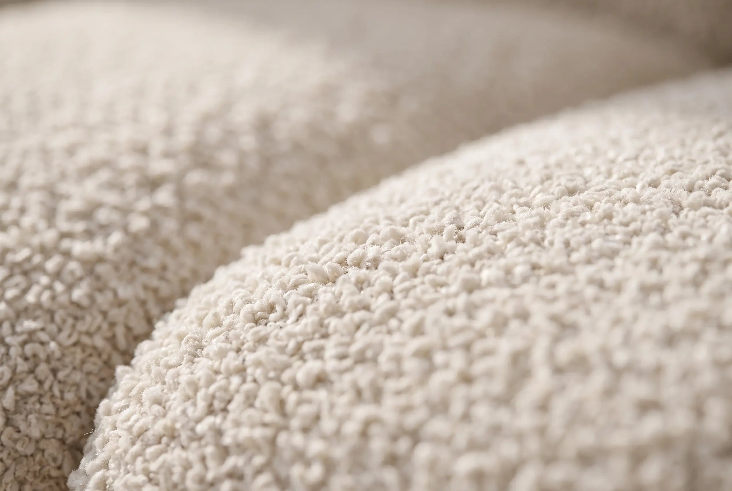 Gros plan macro sur la texture bouclée du tissu beige du canapé Dune Image